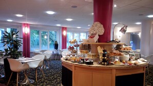 En buffet med et udvalg af mad, en central søjle og siddepladser.