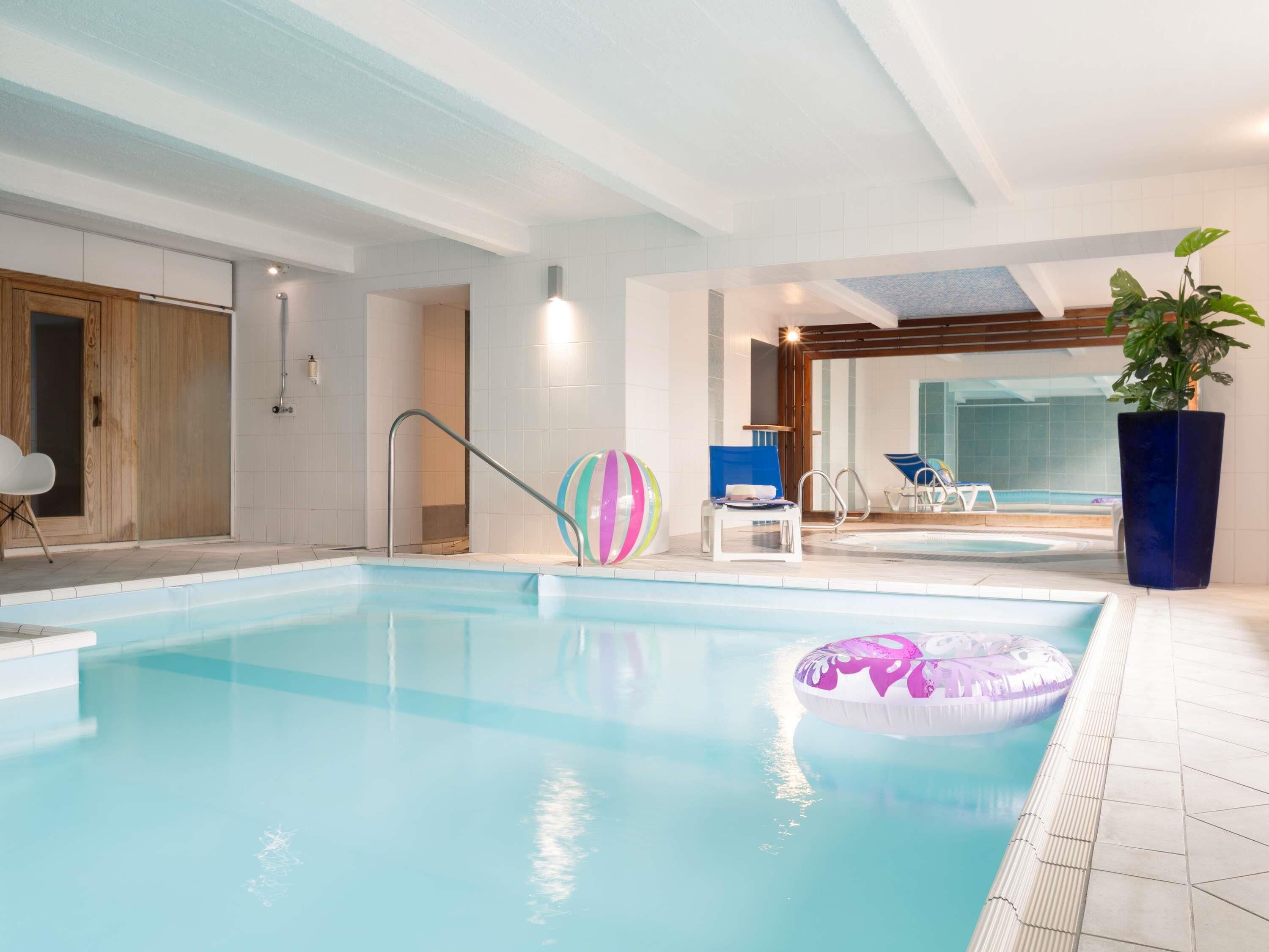 Piscina interna, funciona das 10h às 22h, espreguiçadeiras