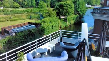 Serveert ontbijt, lunch, diner, Franse gerechten