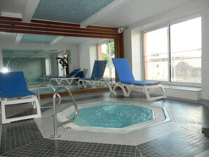 Indoor spa tub