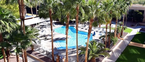 Piscine extérieure, parasols de plage, chaises longues