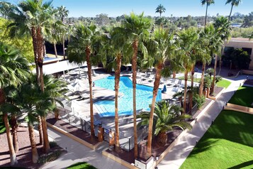 Piscine extérieure, parasols de plage, chaises longues