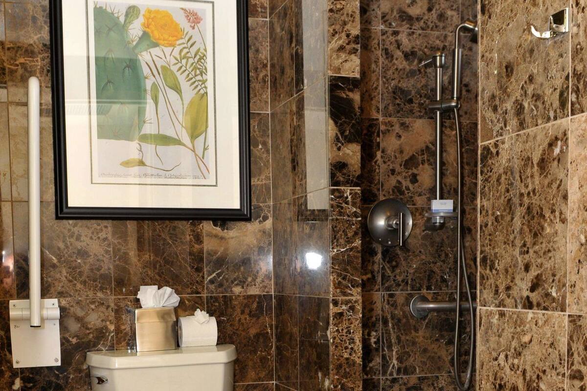 Badeværelse | Kombination af bruser/badekar, designertoiletartikler, hårtørrer