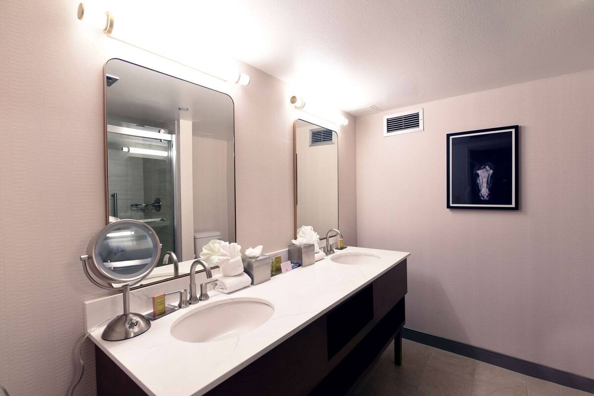 Badeværelse | Kombination af bruser/badekar, designertoiletartikler, hårtørrer