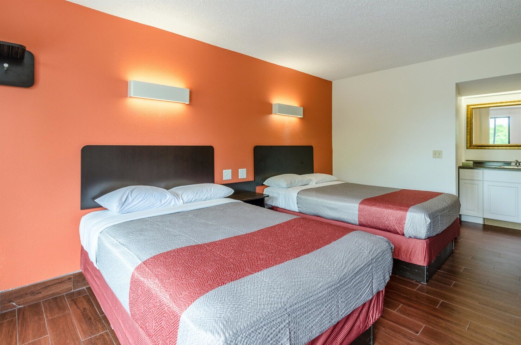 Camas con efecto memoria, escritorio y cortinas blackout 