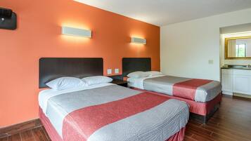 Camas con efecto memoria, escritorio y cortinas blackout