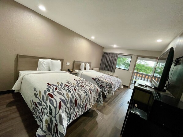 免费婴儿床、免费 WiFi、床单、闹钟