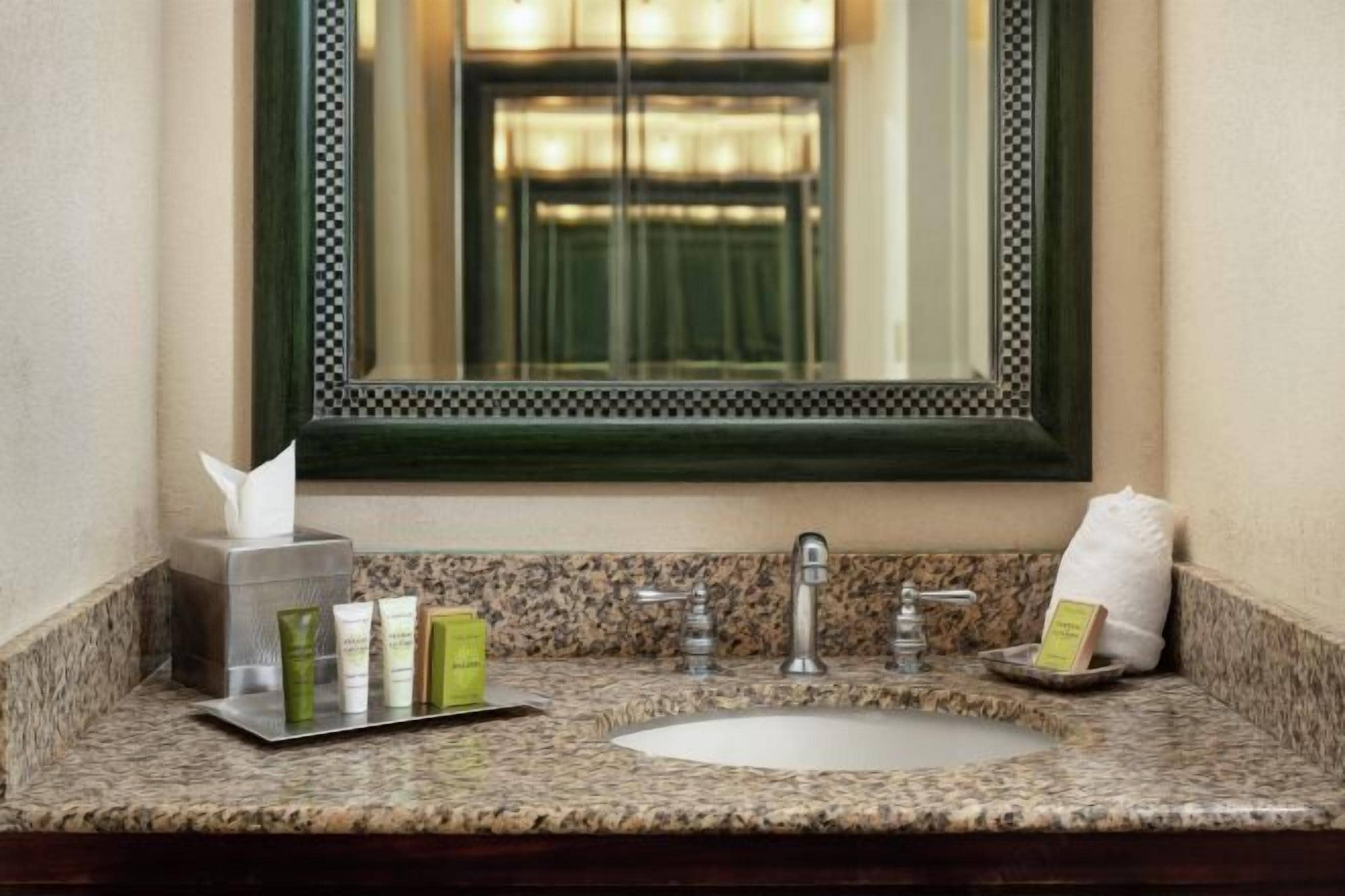 淋浴/浴缸二合一、名牌盥洗用品、吹風機、浴袍