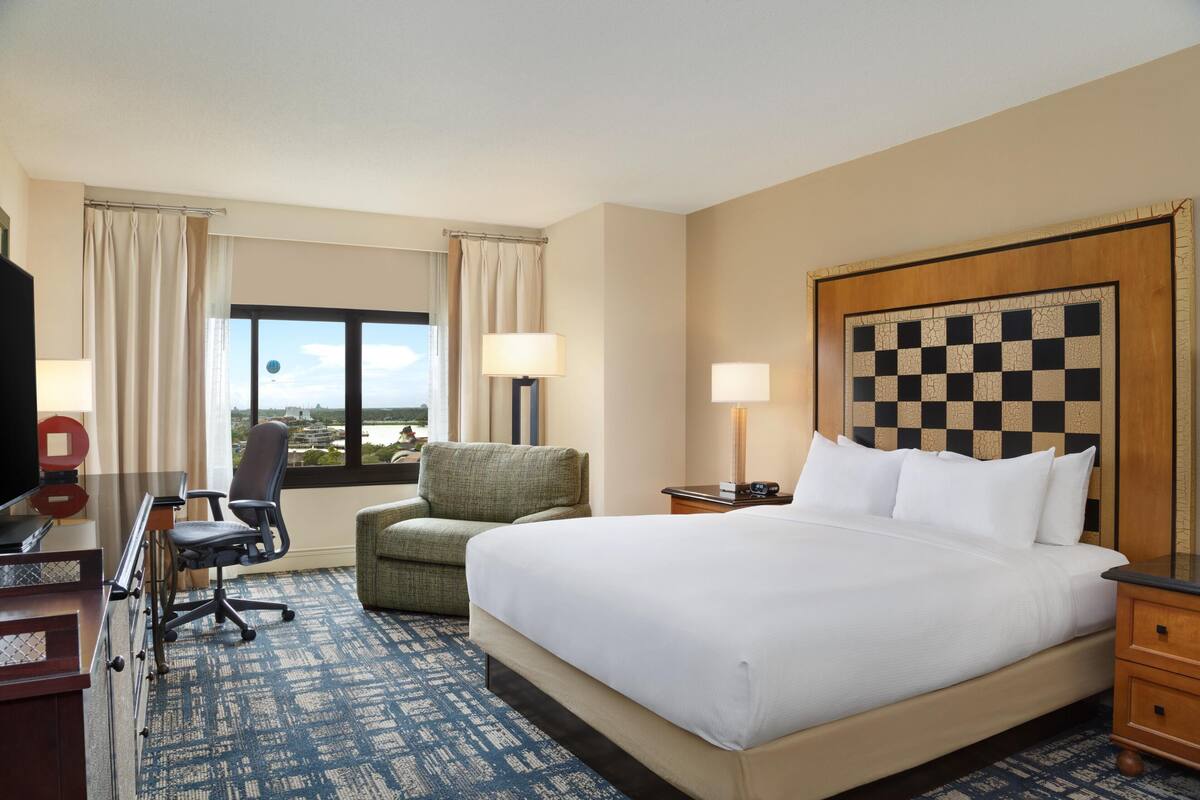 ห้องพัก, เตียงคิงไซส์ 1 เตียง, อ่างอาบน้ำ (Disney Springs View) | เครื่องนอนระดับพรีเมียม, เตียงพร้อมฟูกเสริมที่นอน, ตู้นิรภัยในห้องพัก