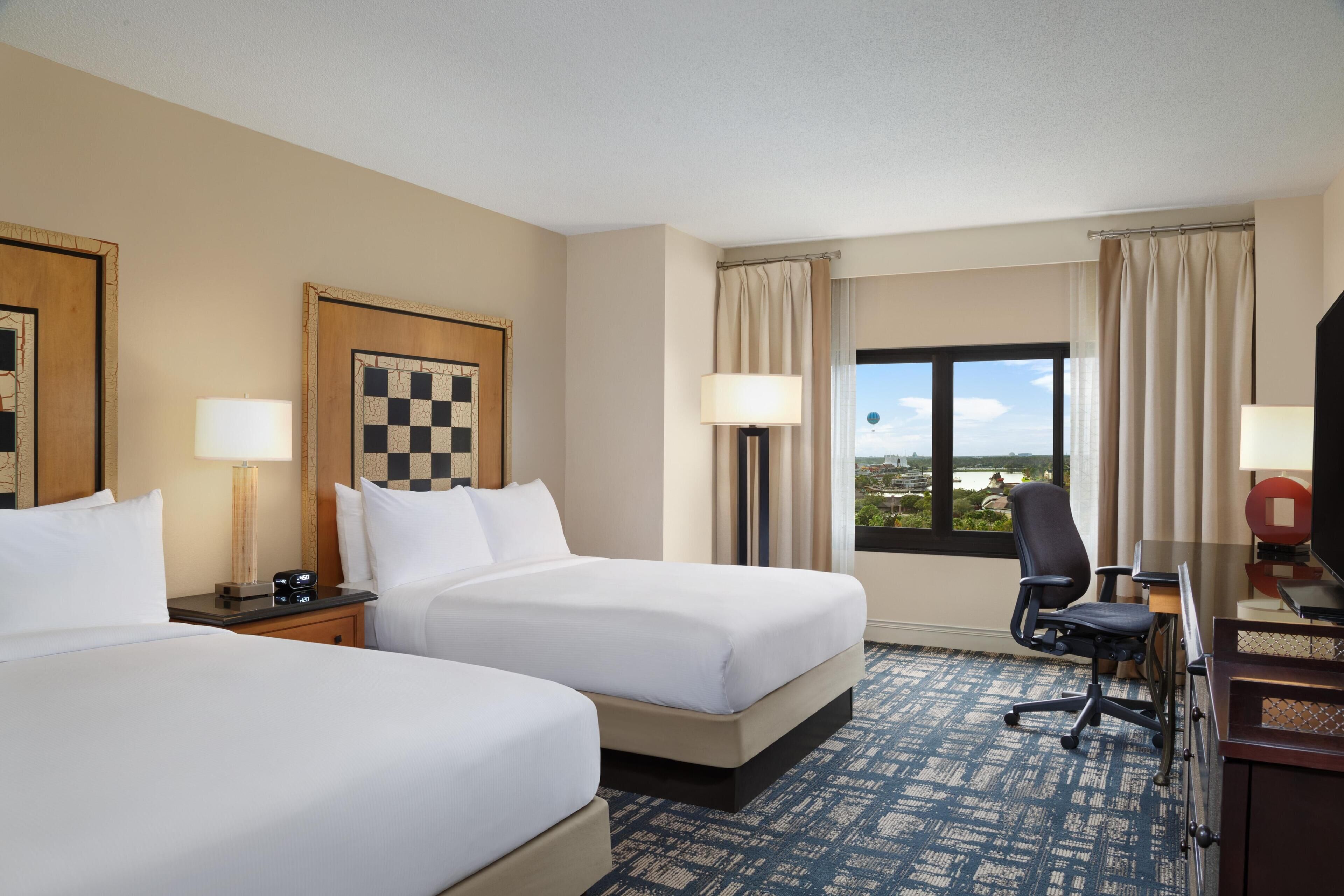 Zimmer, 2 Queen-Betten (Disney Springs View) | Hochwertige Bettwaren, Pillowtop-Betten, Zimmersafe, Schreibtisch