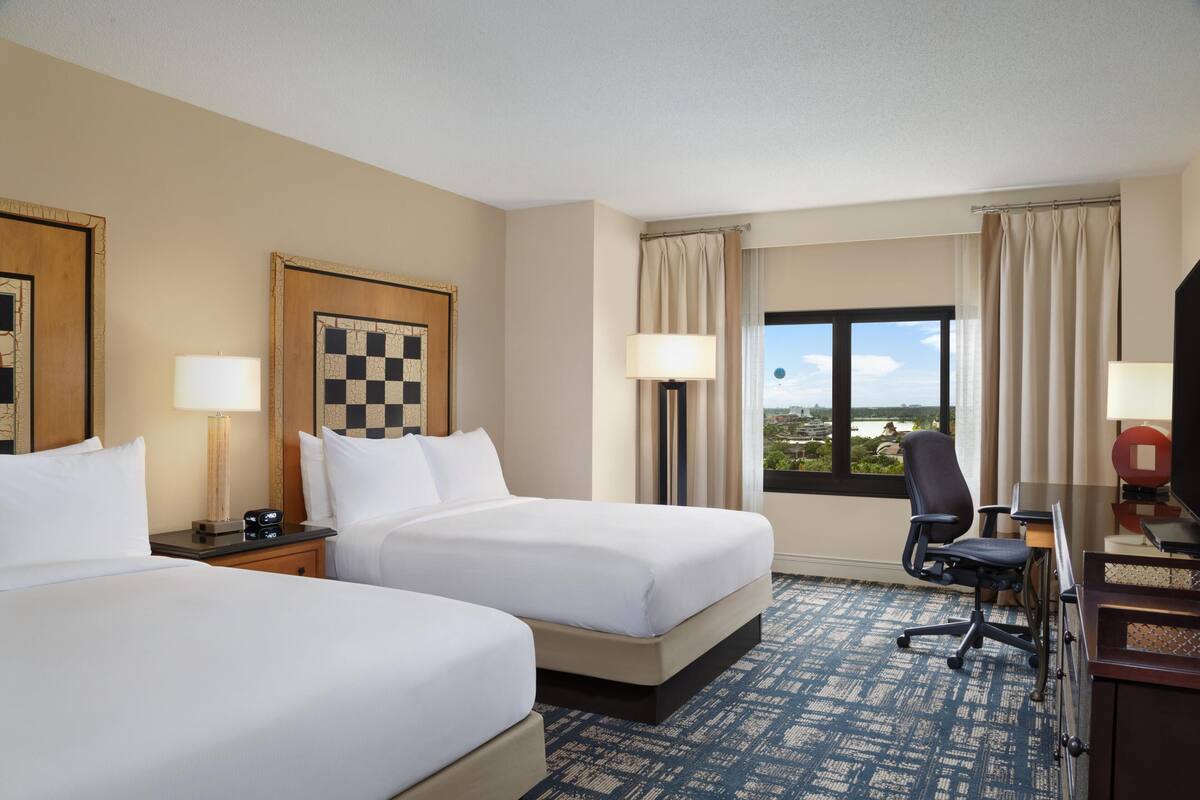 ห้องพัก, เตียงควีนไซส์ 2 เตียง, อ่างอาบน้ำ (Disney Springs View) | เครื่องนอนระดับพรีเมียม, เตียงพร้อมฟูกเสริมที่นอน, ตู้นิรภัยในห้องพัก
