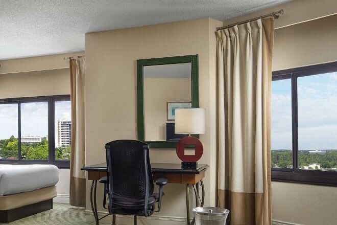 Sengetøy av topp kvalitet, senger med overmadrass og safe på rommet