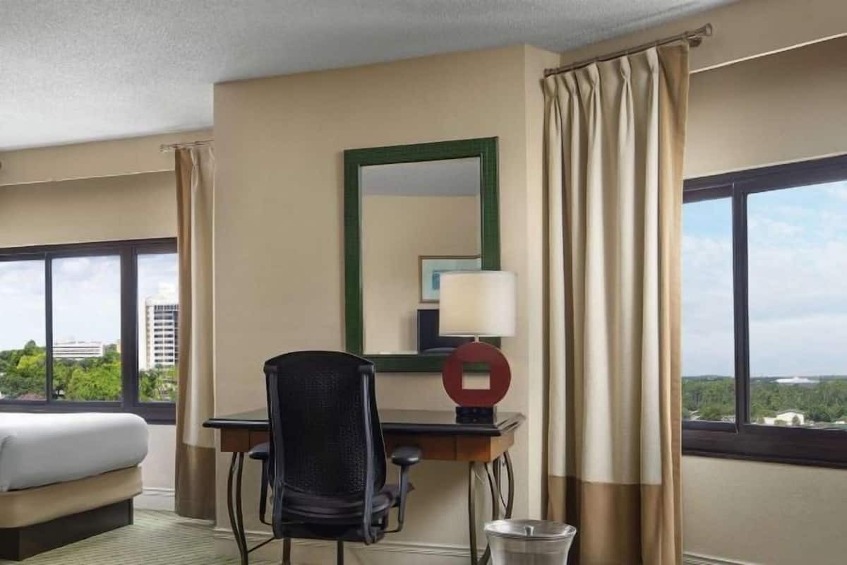 Sengetøy av topp kvalitet, senger med overmadrass og safe på rommet