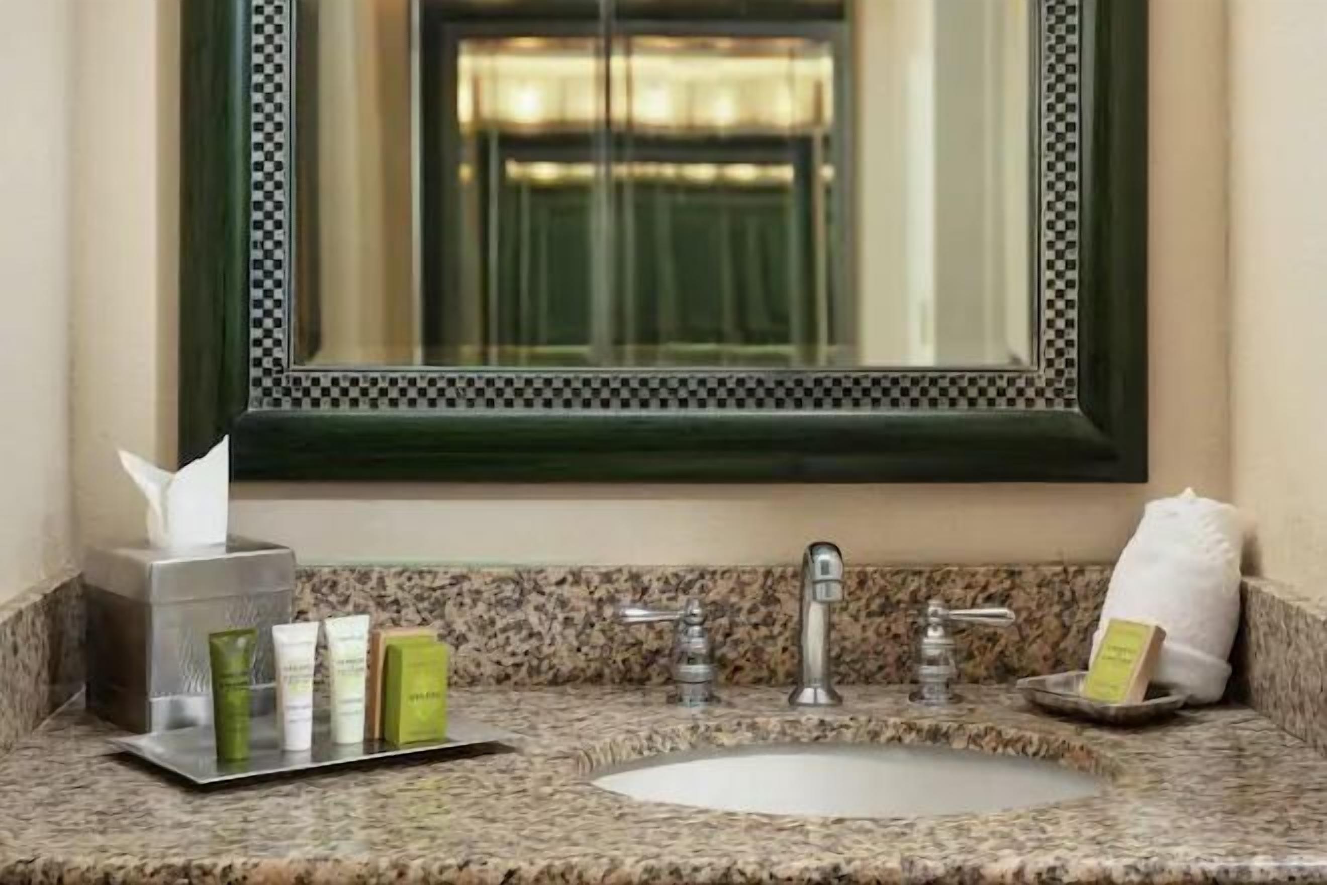 浴室 | 淋浴/浴缸二合一、名牌盥洗用品、吹風機、浴袍