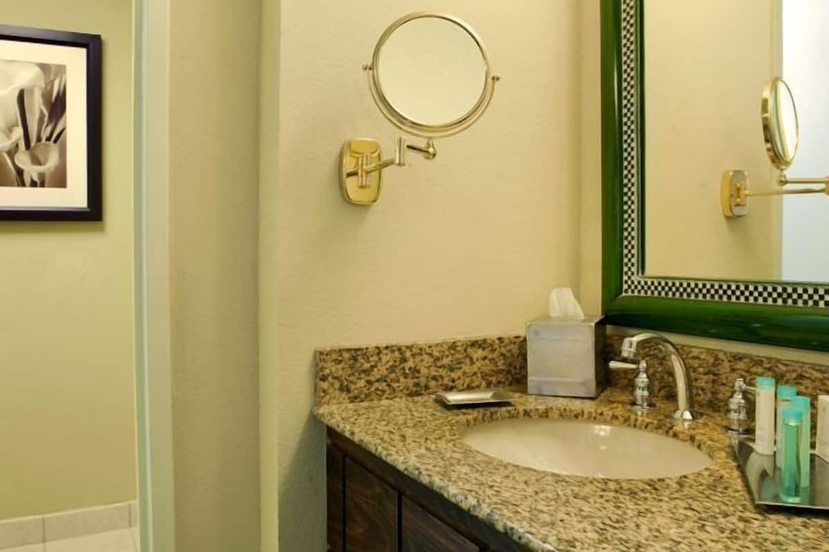 Bad | Kombinert dusj/badekar, designertoalettartikler, hårføner og badekåper