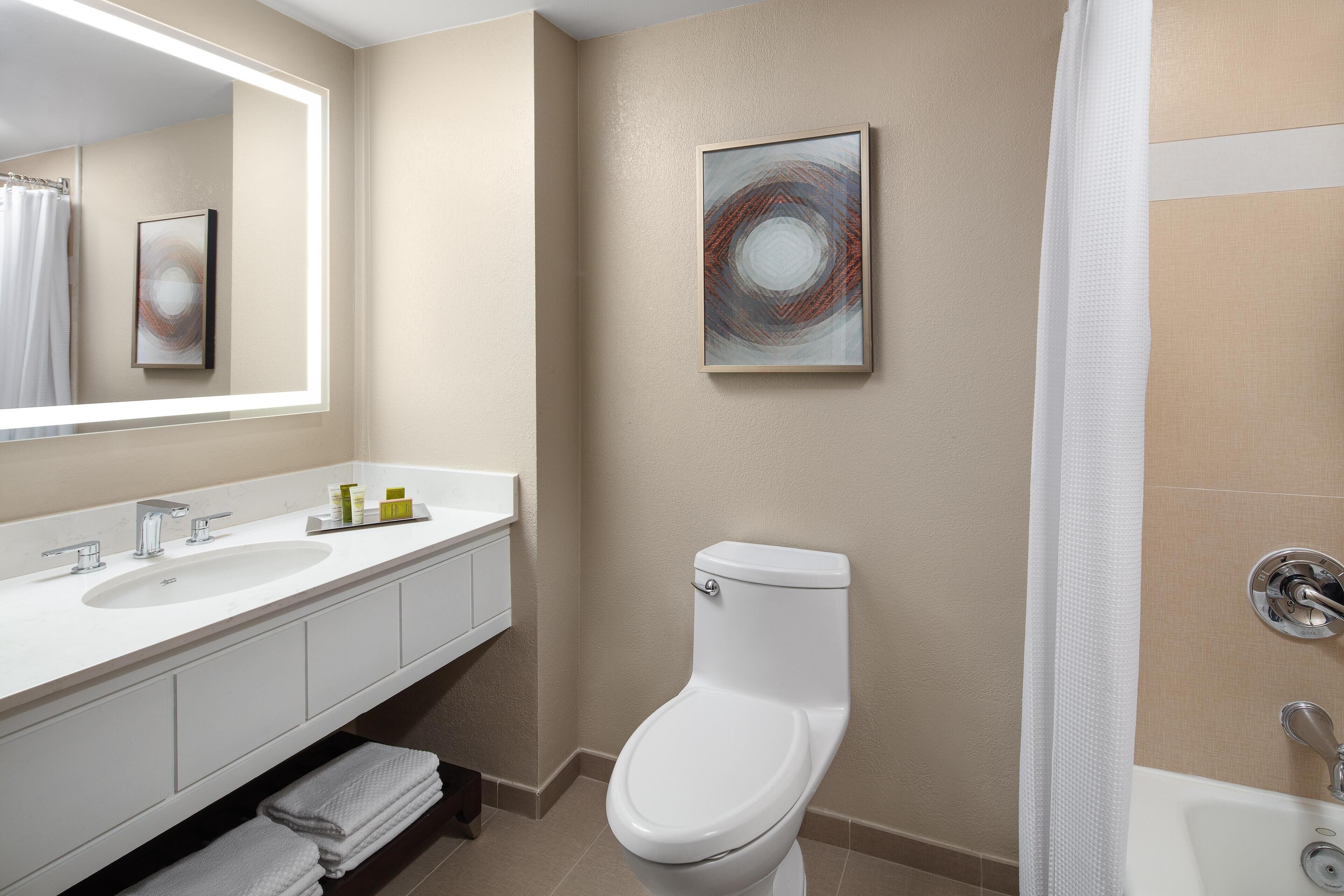 Ensemble baignoire-douche, articles de toilette griffés