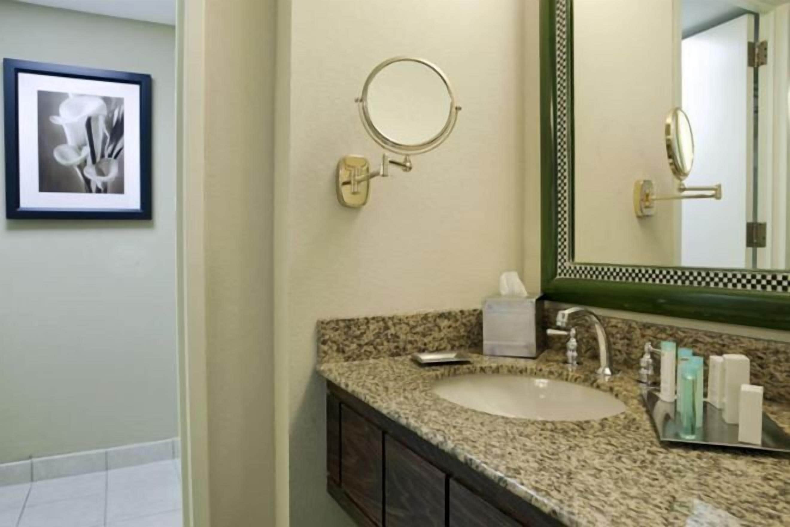 淋浴/浴缸二合一、名牌盥洗用品、吹風機、浴袍