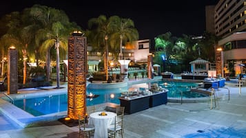 2 Außenpools, Liegestühle