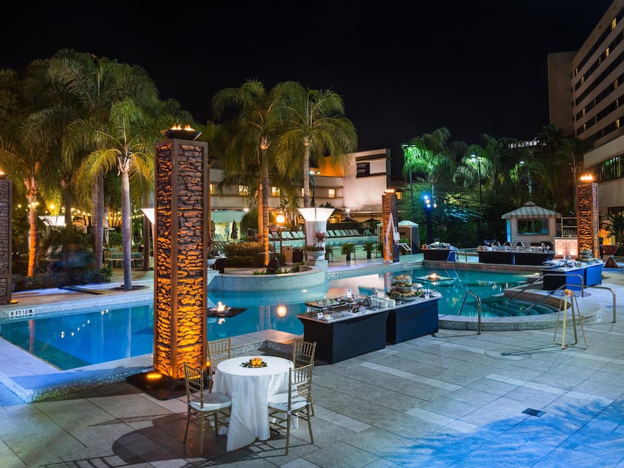 2 piscines extérieures, chaises longues