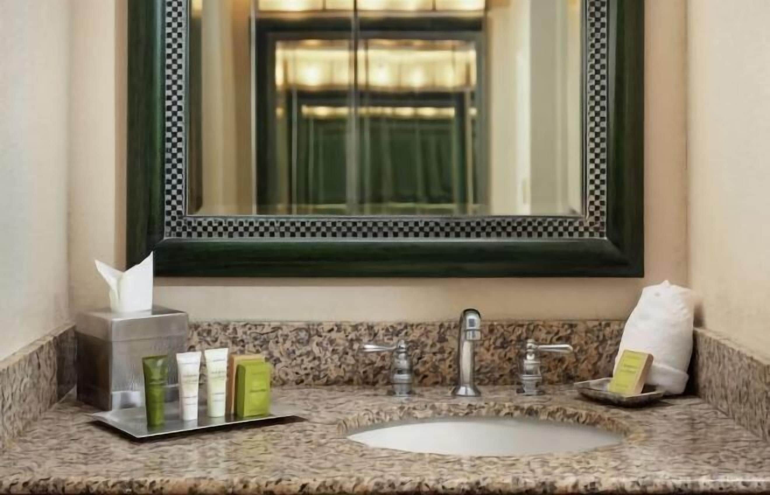 浴室 | 淋浴/浴缸二合一、名牌盥洗用品、吹風機、浴袍