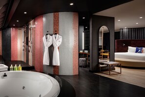 Suite, 1 habitación, vista a la ciudad | Baño | Regadera, amenidades de baño de diseñador, secadora de cabello, batas 