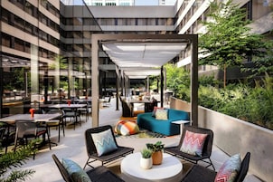 2 restaurants; lunch and dinner served
