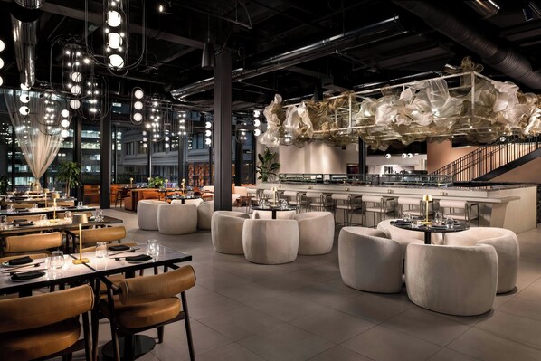 2 restaurantes; se sirve almuerzo y cena; cocina japonesa