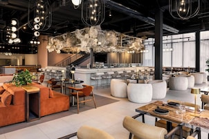 Serves lunch, dinner and happy hour