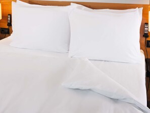 Hypoallergeen beddengoed, een minibar, een kluis op de kamer, een bureau