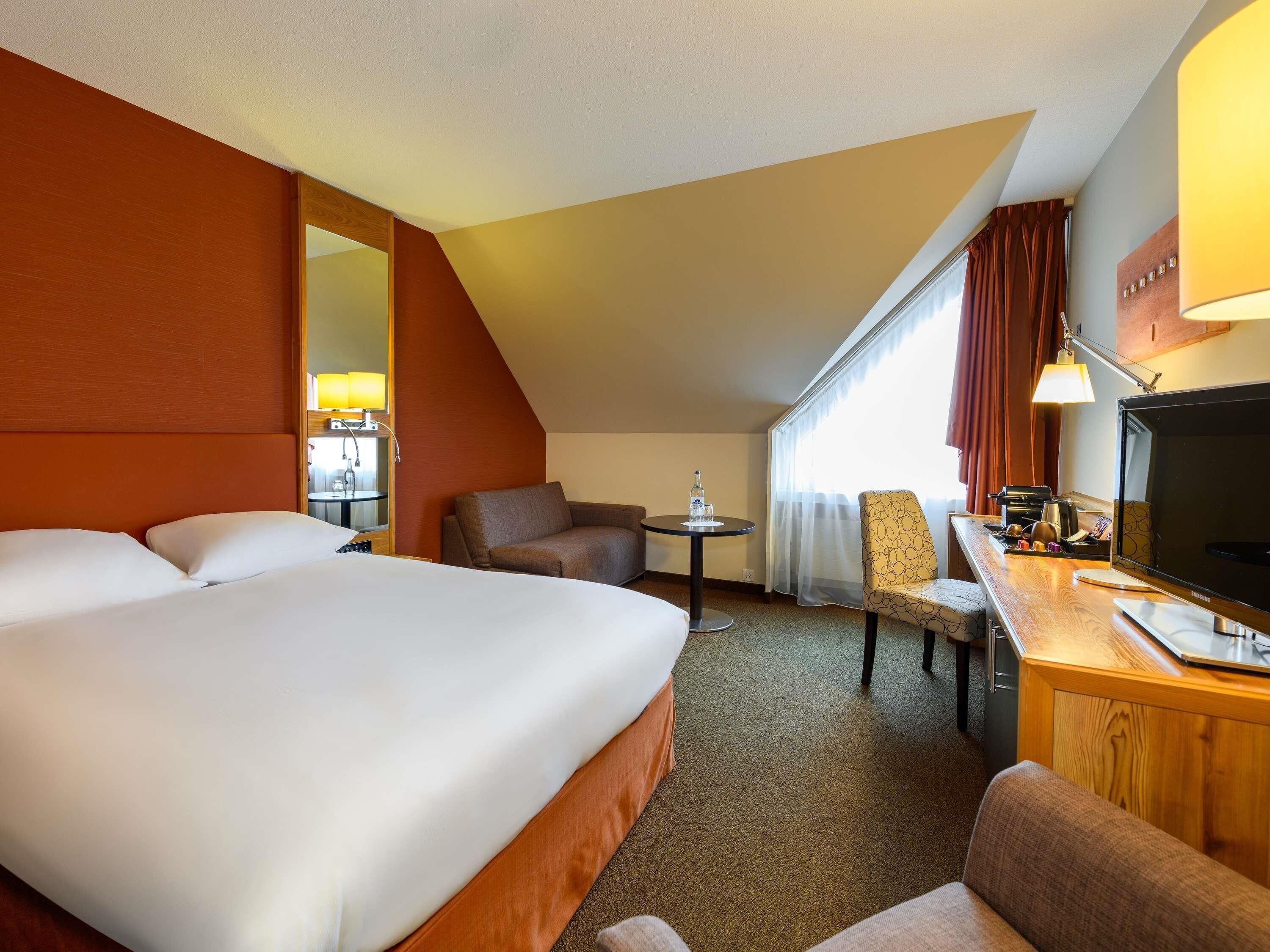 Superior kamer, 1 queensize bed | Hypoallergeen beddengoed, een minibar, een kluis op de kamer, een bureau