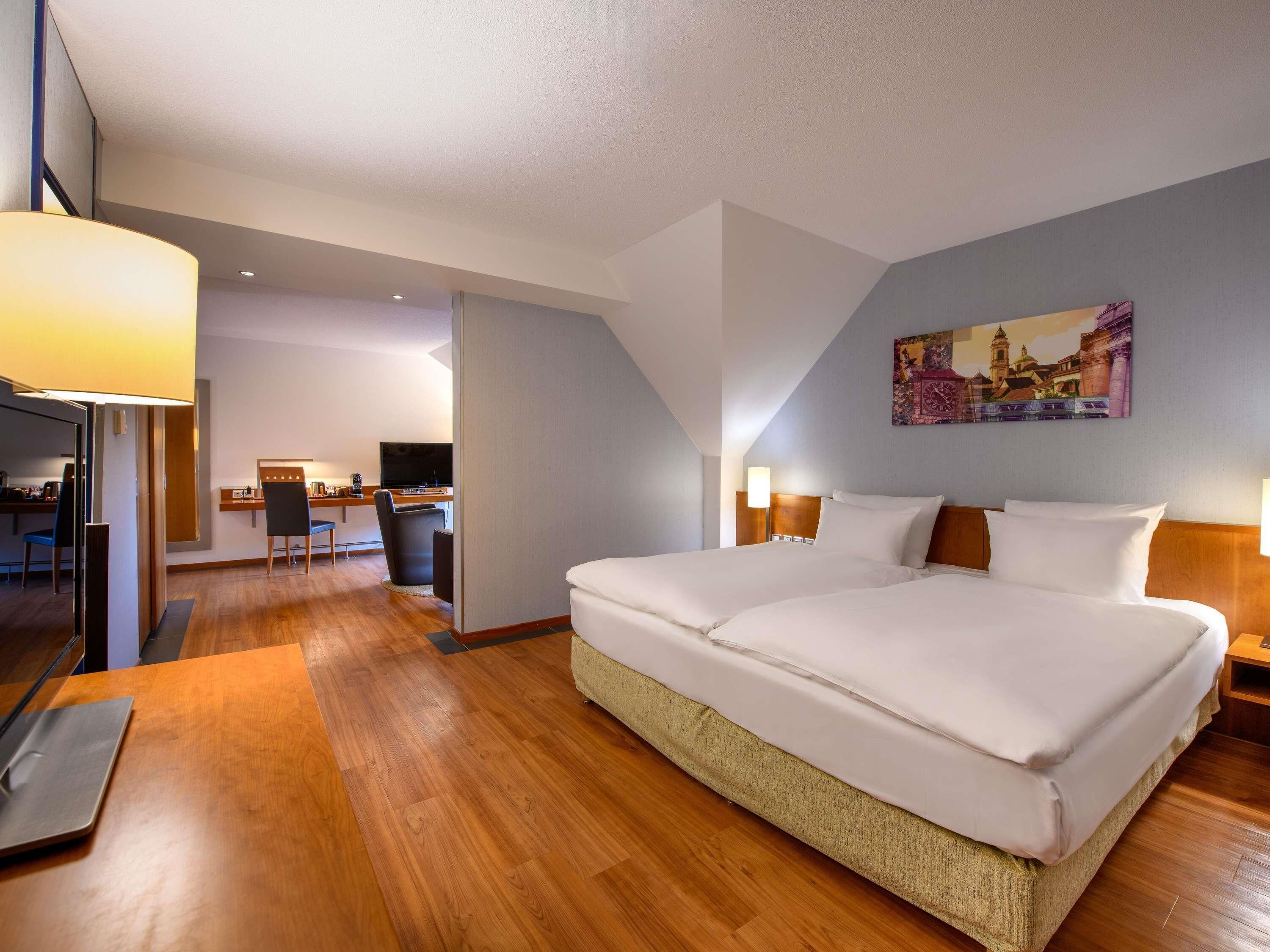 Premium kamer, 1 kingsize bed | Hypoallergeen beddengoed, een minibar, een kluis op de kamer, een bureau