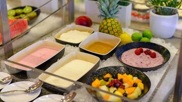 Ein Buffet mit verschiedenen Speisen und Getränken auf Eis.