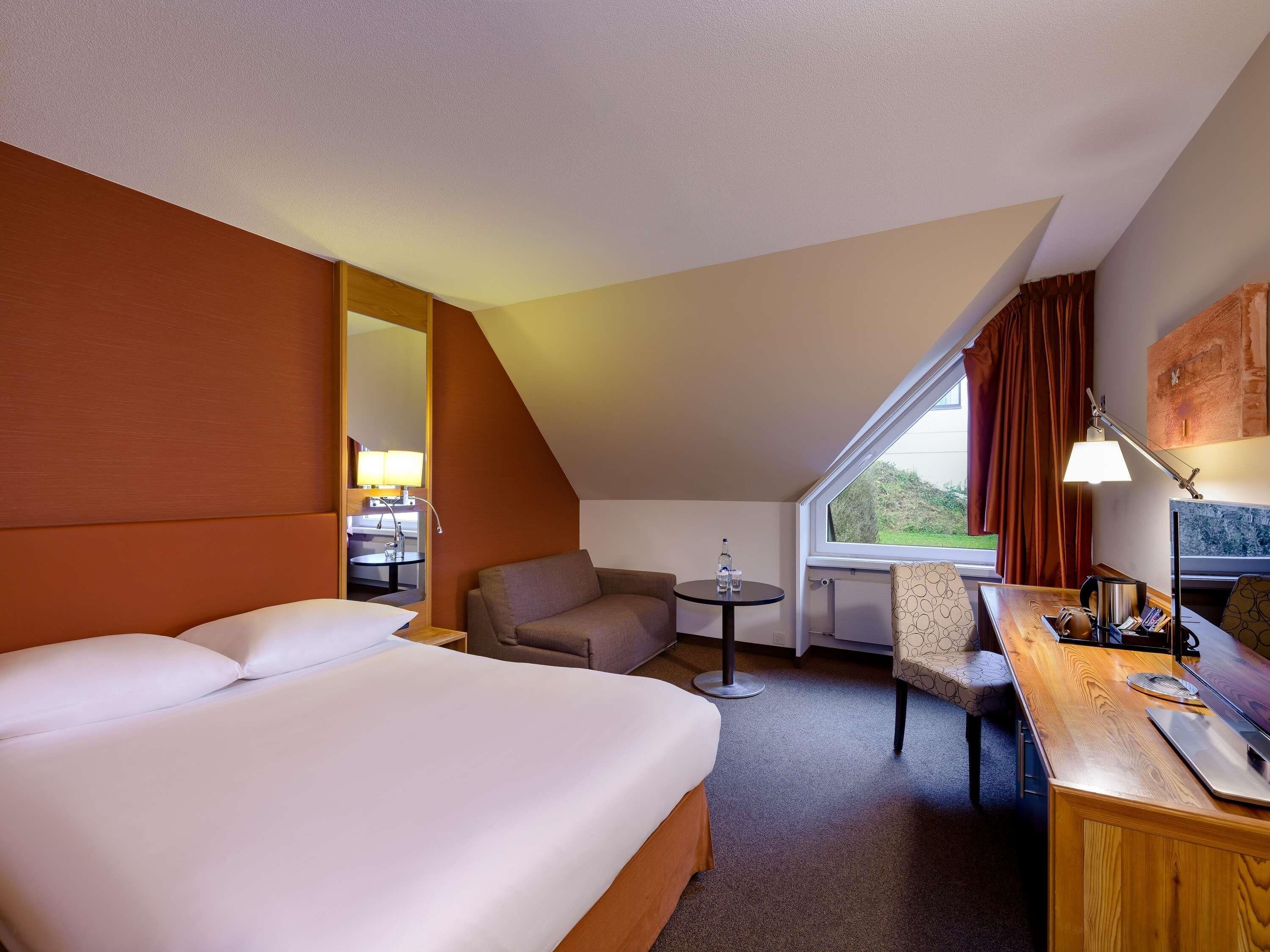 Standaard kamer, 1 queensize bed | Hypoallergeen beddengoed, een minibar, een kluis op de kamer, een bureau