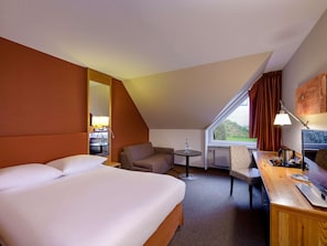 Standard Room, 1 Queen Bed | Hypo-allergenic bedding, minibar, in-room safe, desk