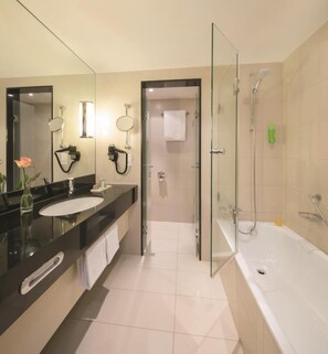 Habitación familiar, 2 camas de matrimonio | Baño | Artículos de higiene personal ecológicos, secador de pelo y toallas
