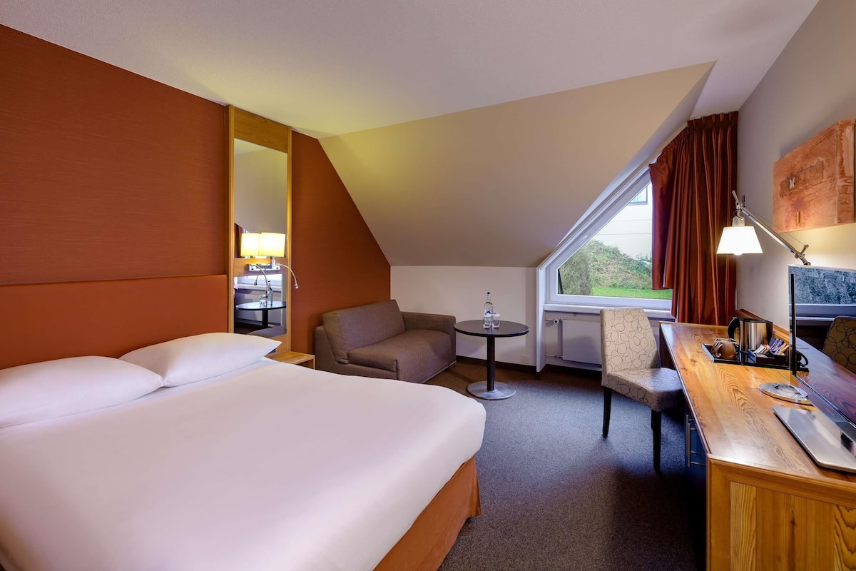 Standard Room, 1 Queen Bed