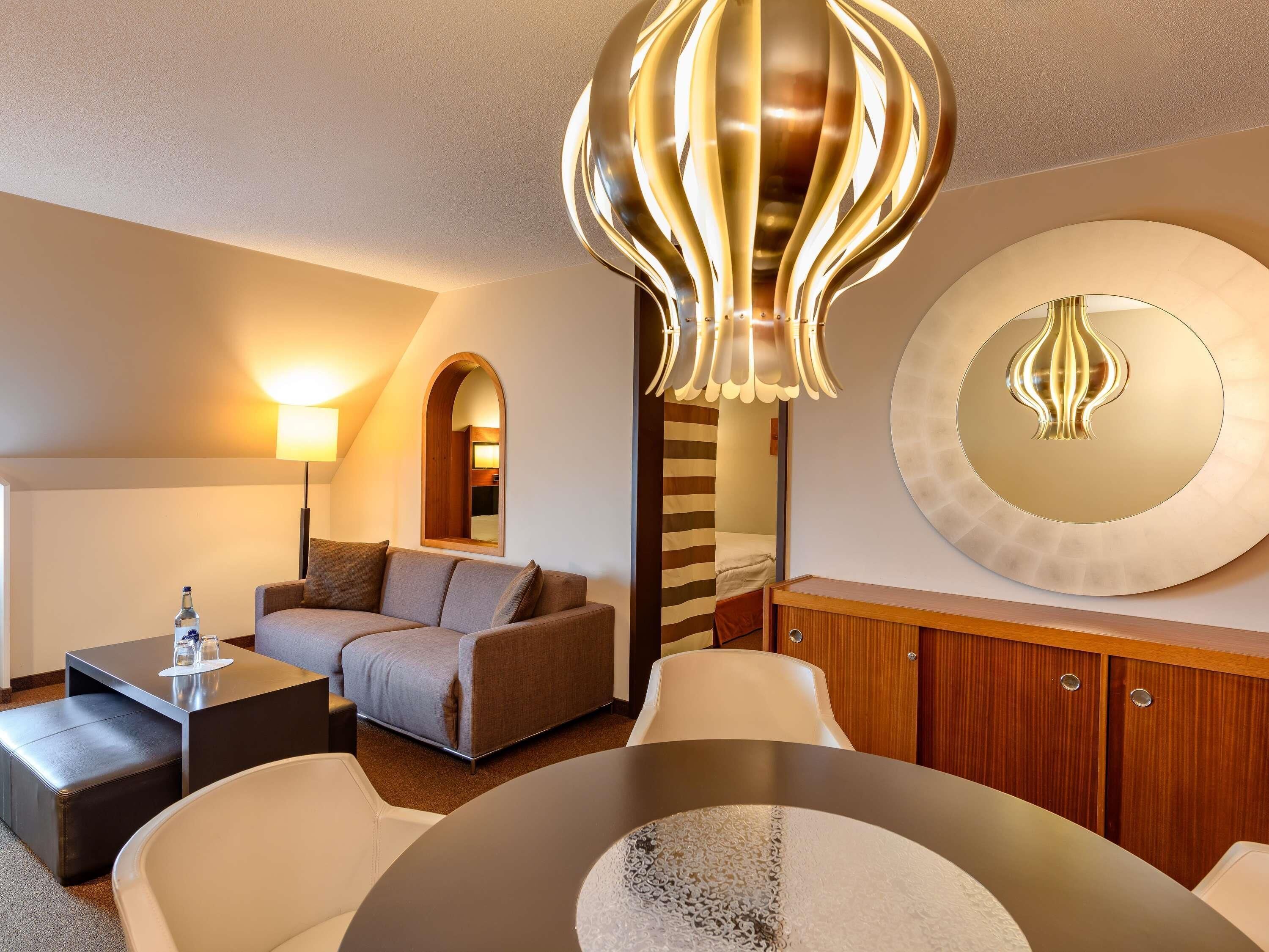 Allergikerbettwaren, Minibar, Zimmersafe, Schreibtisch