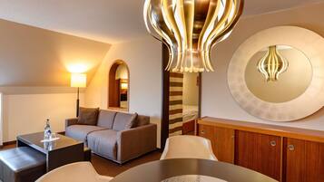 Allergikerbettwaren, Minibar, Zimmersafe, Schreibtisch