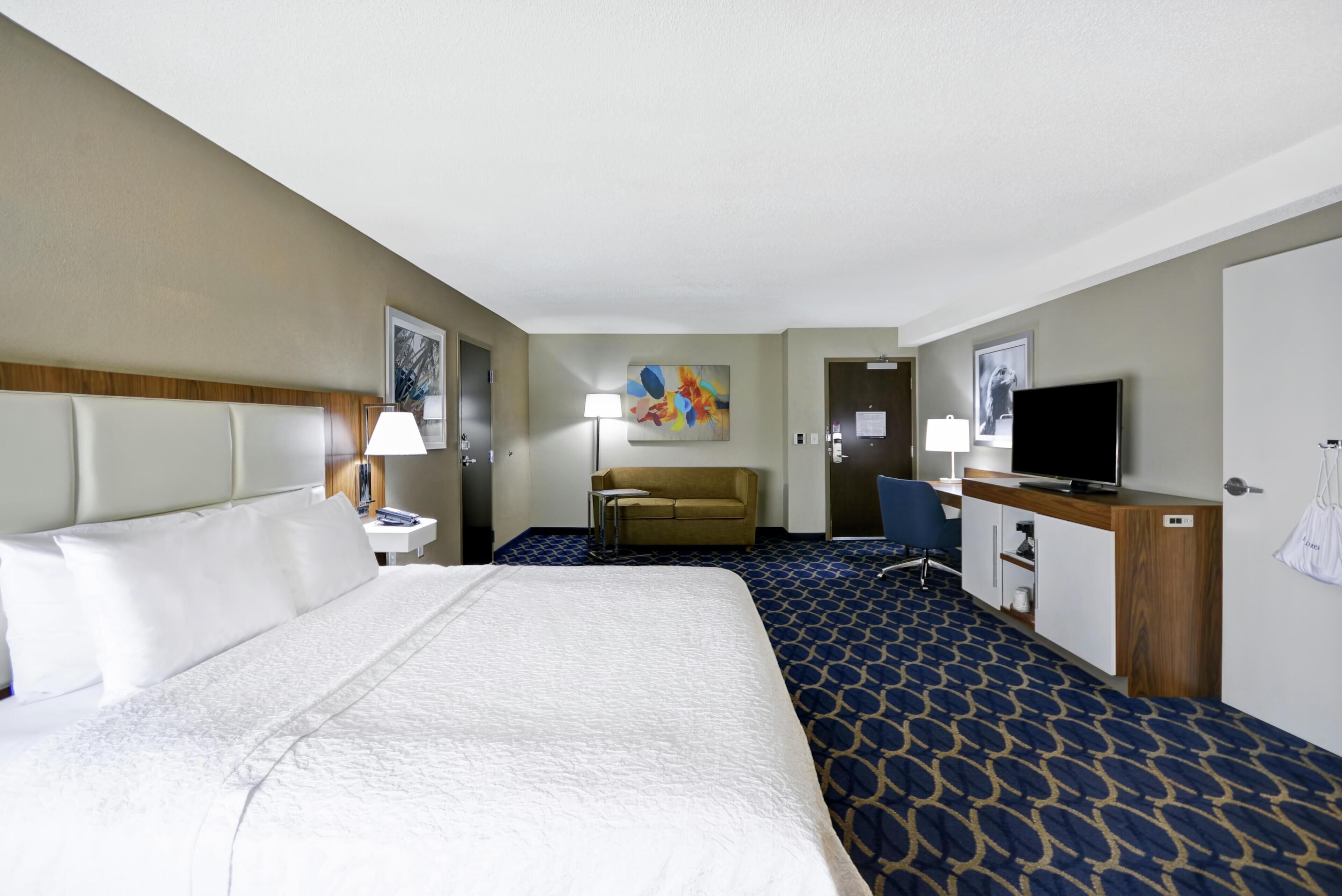 客房, 1 张特大床, 无障碍 (3x3 Shower) | 高档床上用品、办公桌、遮光窗帘、熨斗/熨衣板