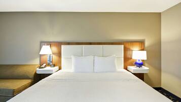 Luxe beddengoed, een bureau, verduisterende gordijnen