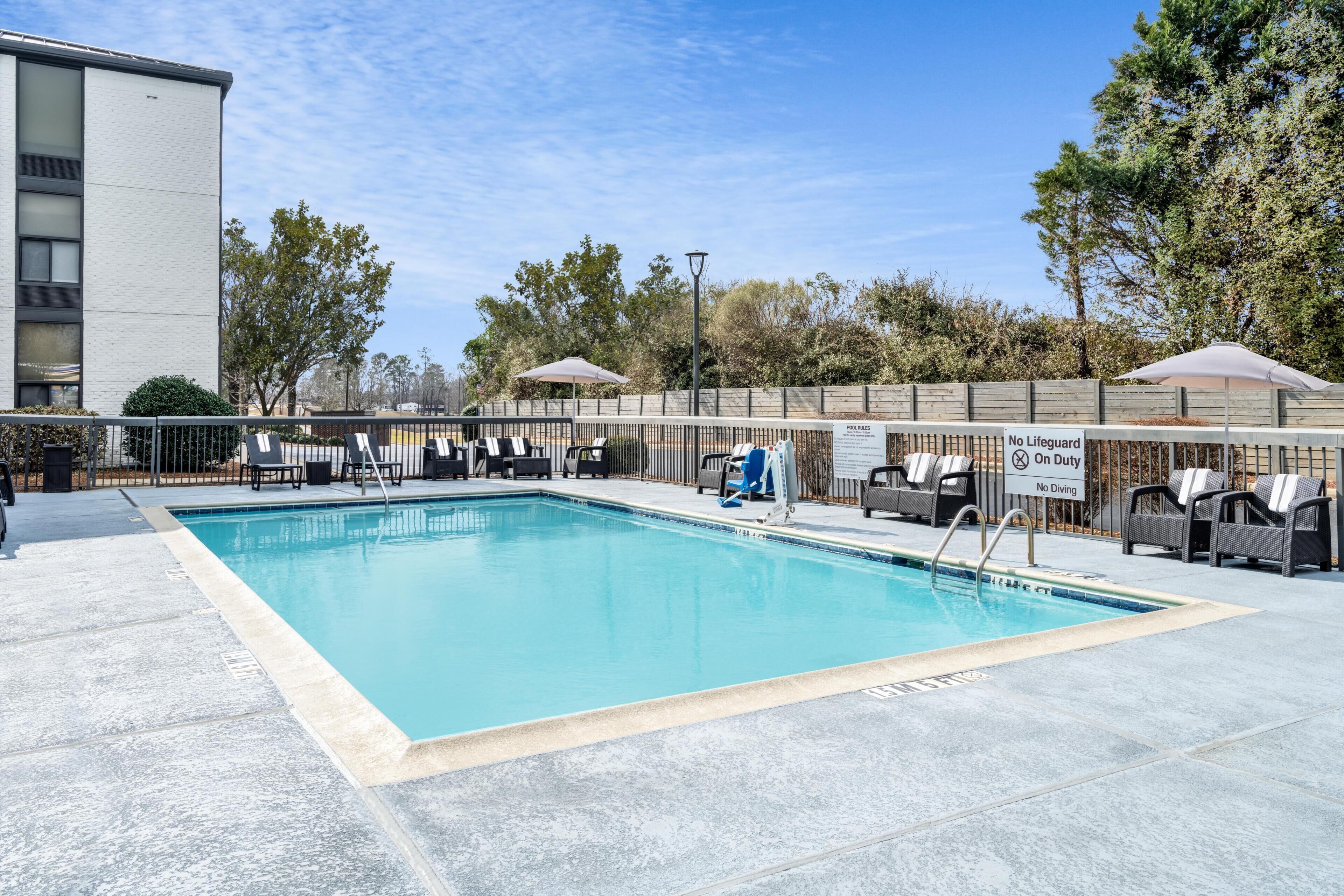 Piscine extérieure en saison, chaises longues