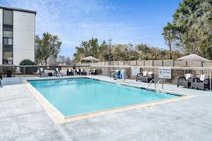 Seasonal outdoor pool, open 10 AM to 10 PM, sun loungers - Hampton Inn Auburn (Auburn)