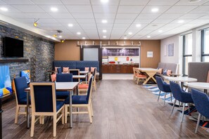 Free daily full breakfast - Hampton Inn Auburn (Auburn)