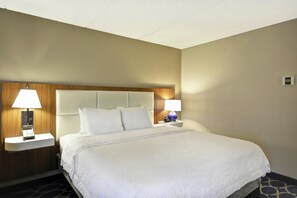 Premium bedding, desk, blackout drapes, iron/ironing board - Hampton Inn Auburn (Auburn)