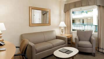 En 37-tommers Flatskjerm-TV med kabel-kanaler samt TV og DVD-spiller