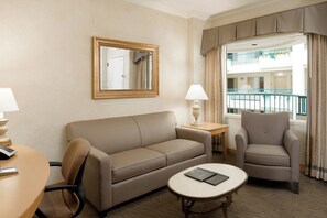 37-inch flat-screen TV with cable channels, TV, DVD player - Hilton Boca Raton Suites (Boca Raton)