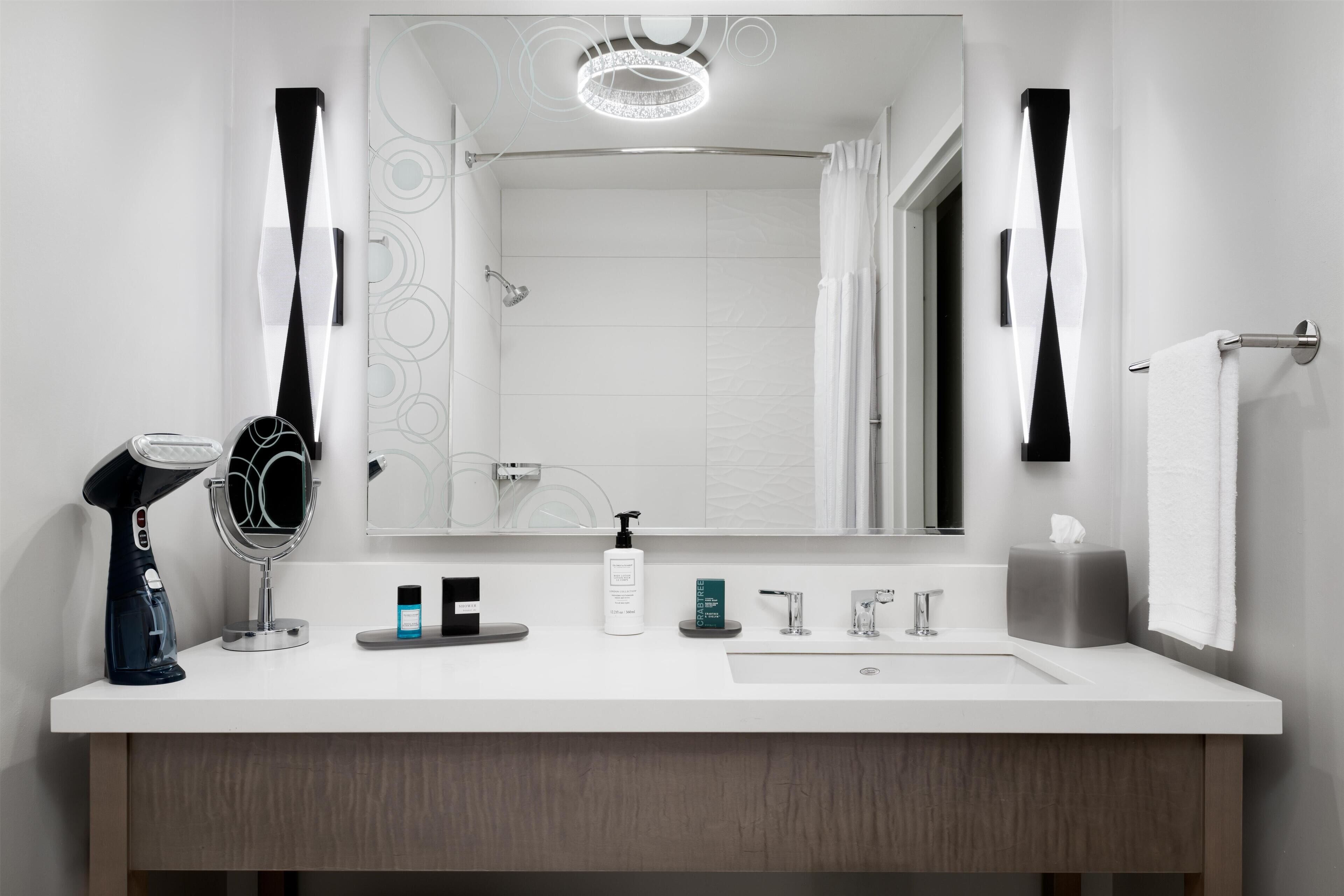 Combined shower/bathtub, designer toiletries, hair dryer, towels