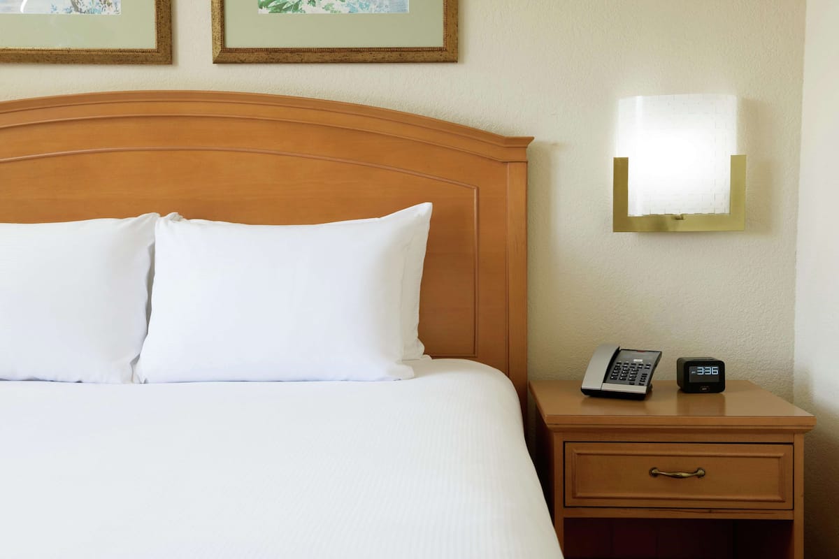 1 Schlafzimmer, hochwertige Bettwaren, Zimmersafe, Schreibtisch