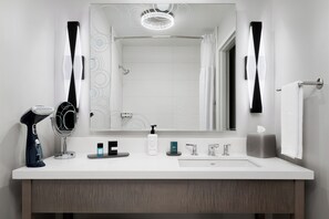 샤워기/욕조 결합, 고급 세면용품, 헤어드라이어, 타월