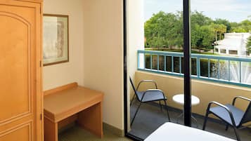 Standaard kamer | Luxe beddengoed, een kluis op de kamer, een bureau, een laptopwerkplek